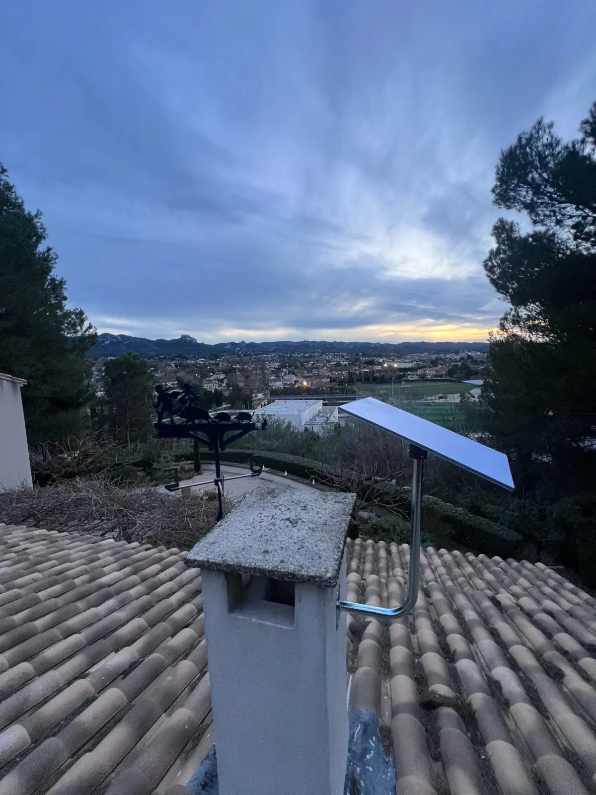 Installation Starlink en hauteur avec vue dégagée sur les Alpilles à Saint-Rémy-de-Provence