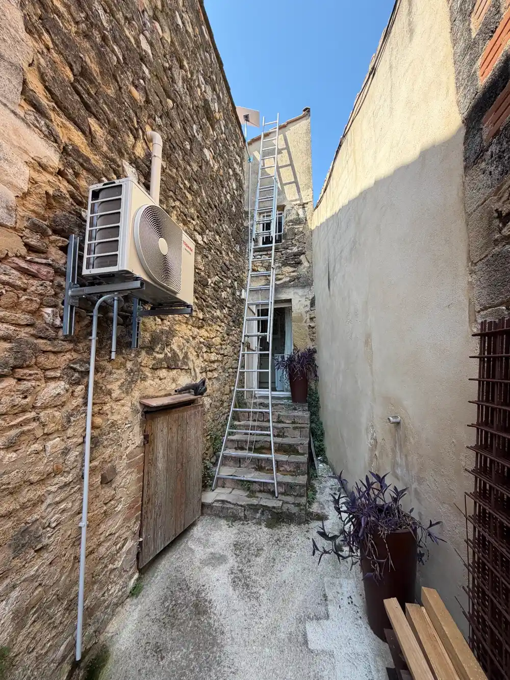 Pose Starlink sur maison ancienne dans le centre de Pujaut, accès par ruelle étroite