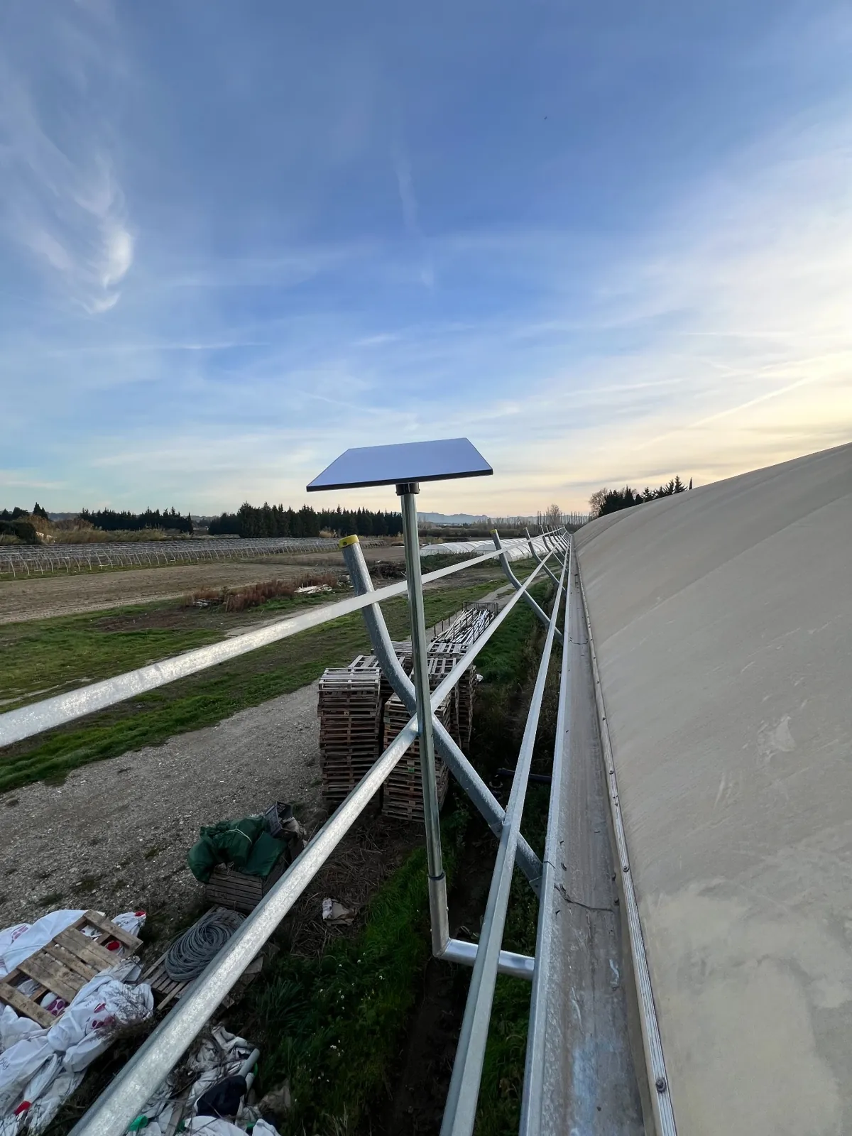 Antenne Starlink en hauteur le long de la serre agricole à Eyragues