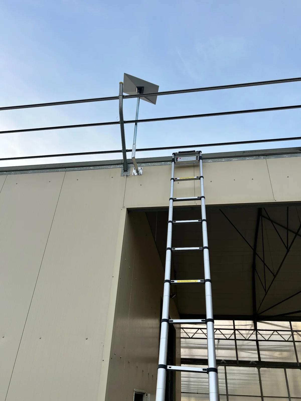 Vue de l’antenne Starlink installée au-dessus de l’entrée de la serre chapelle