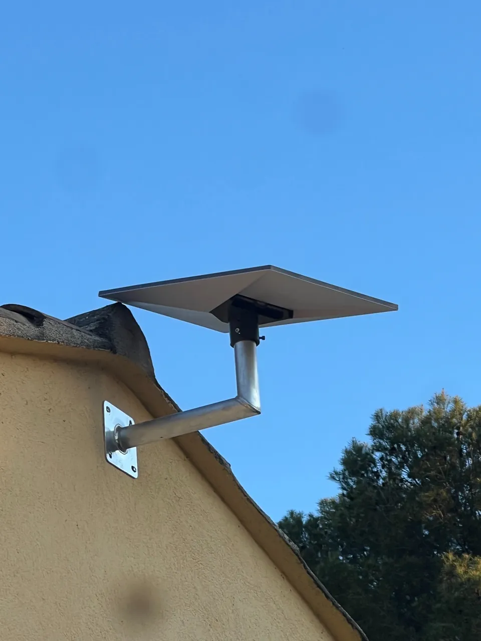 Antenne Starlink fixée en façade au Domaine de Pont Royal