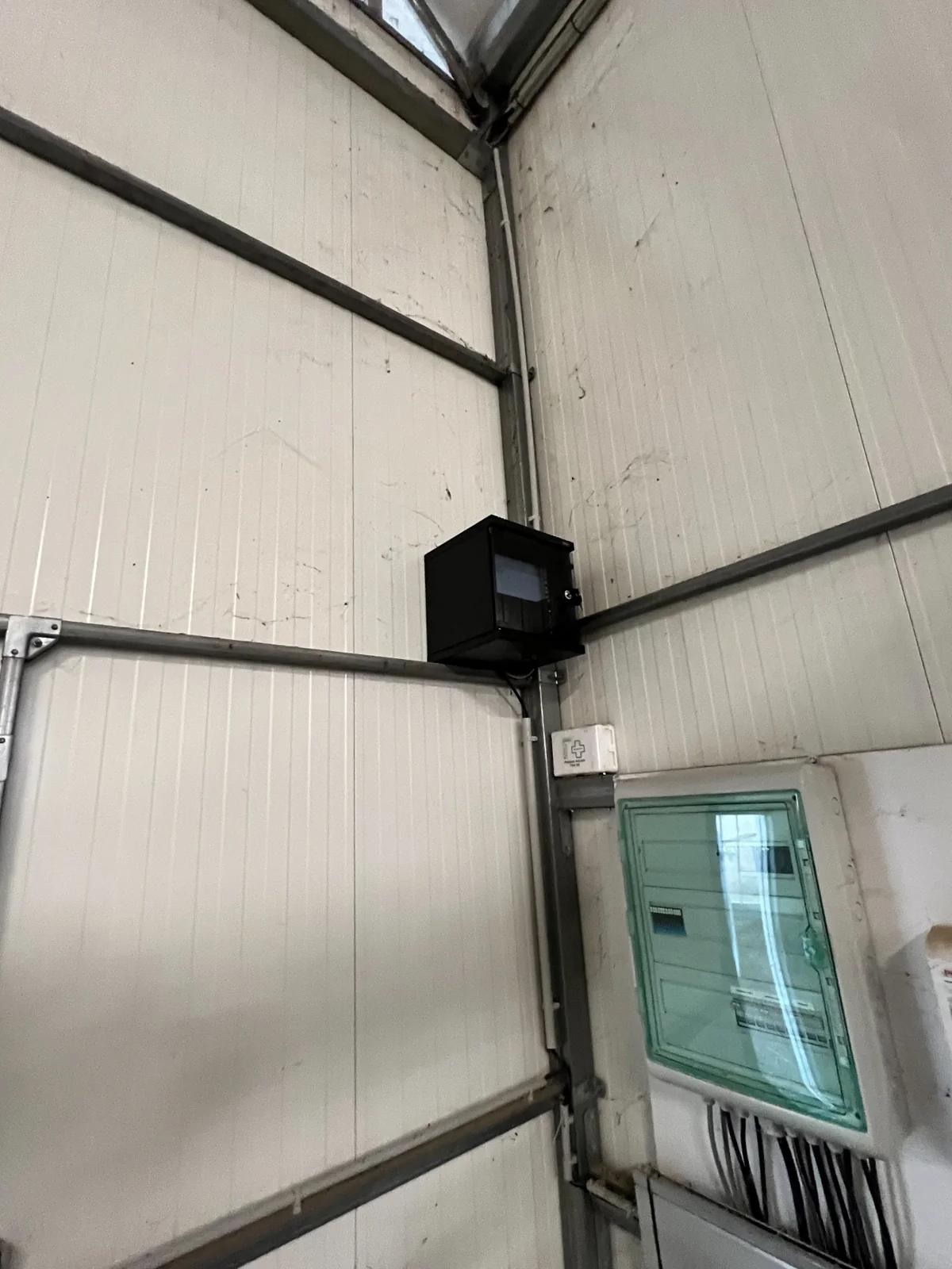 Baie réseau murale fermée à l’intérieur de la serre agricole à Eyragues