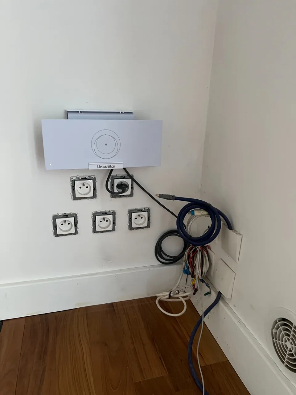 Routeur Starlink installé sur support mural à Mallemort