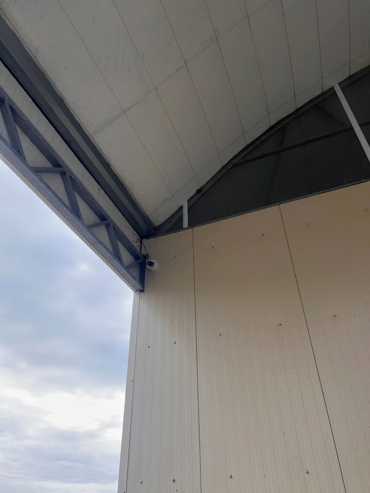 Vue d’ensemble de la caméra de surveillance à l’entrée de la serre