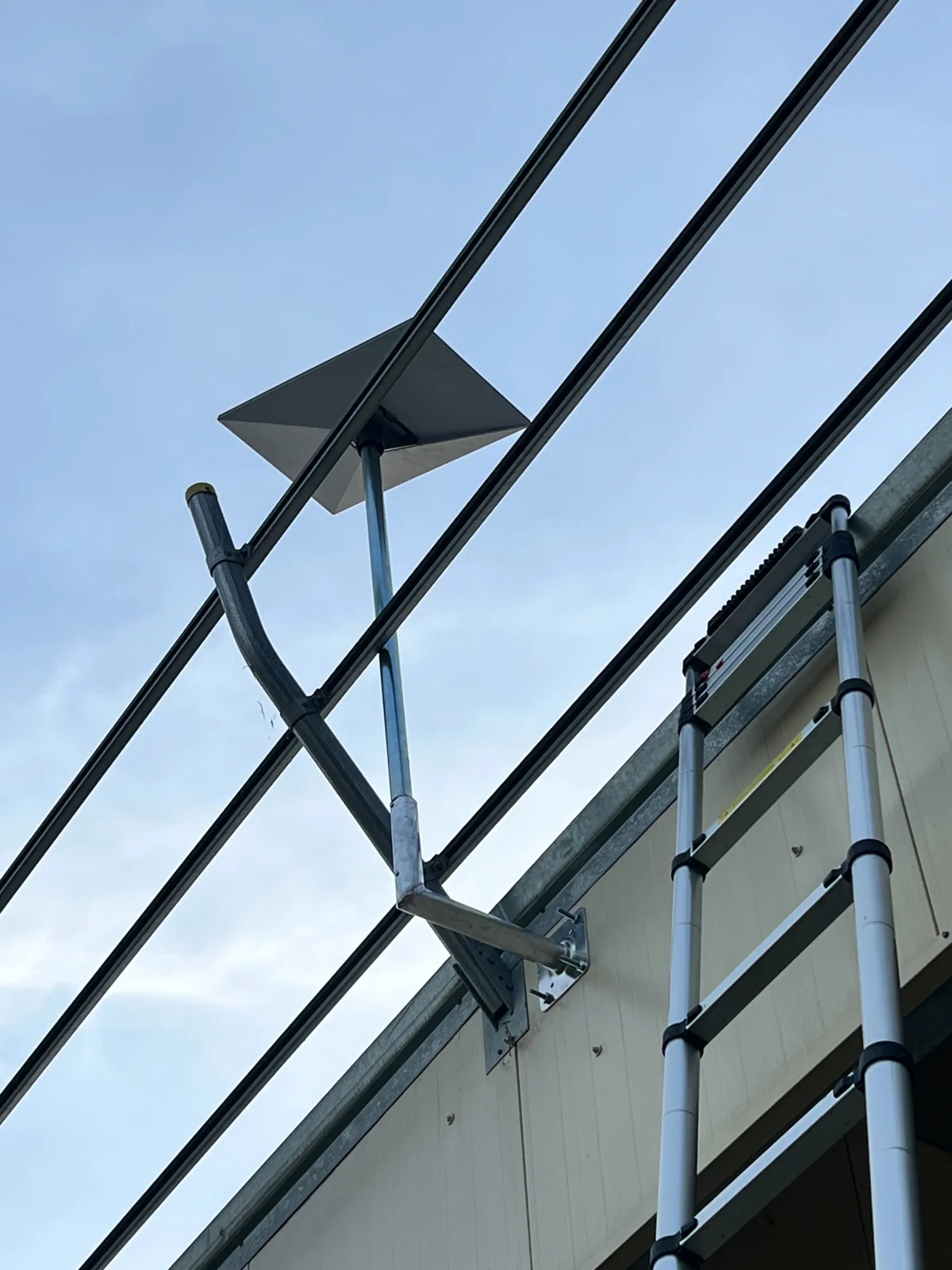 Antenne Starlink et fixation sur mât extérieur de la serre à Eyragues