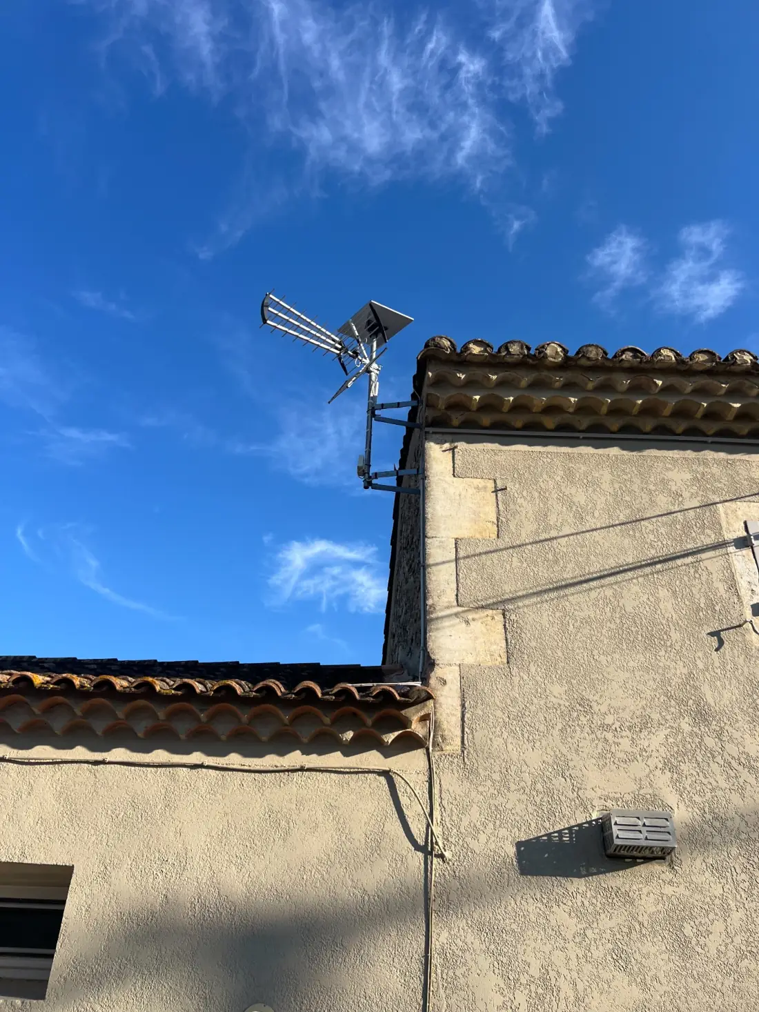 Antenne Starlink fixée en hauteur sur pignon à Saint-Rémy-de-Provence