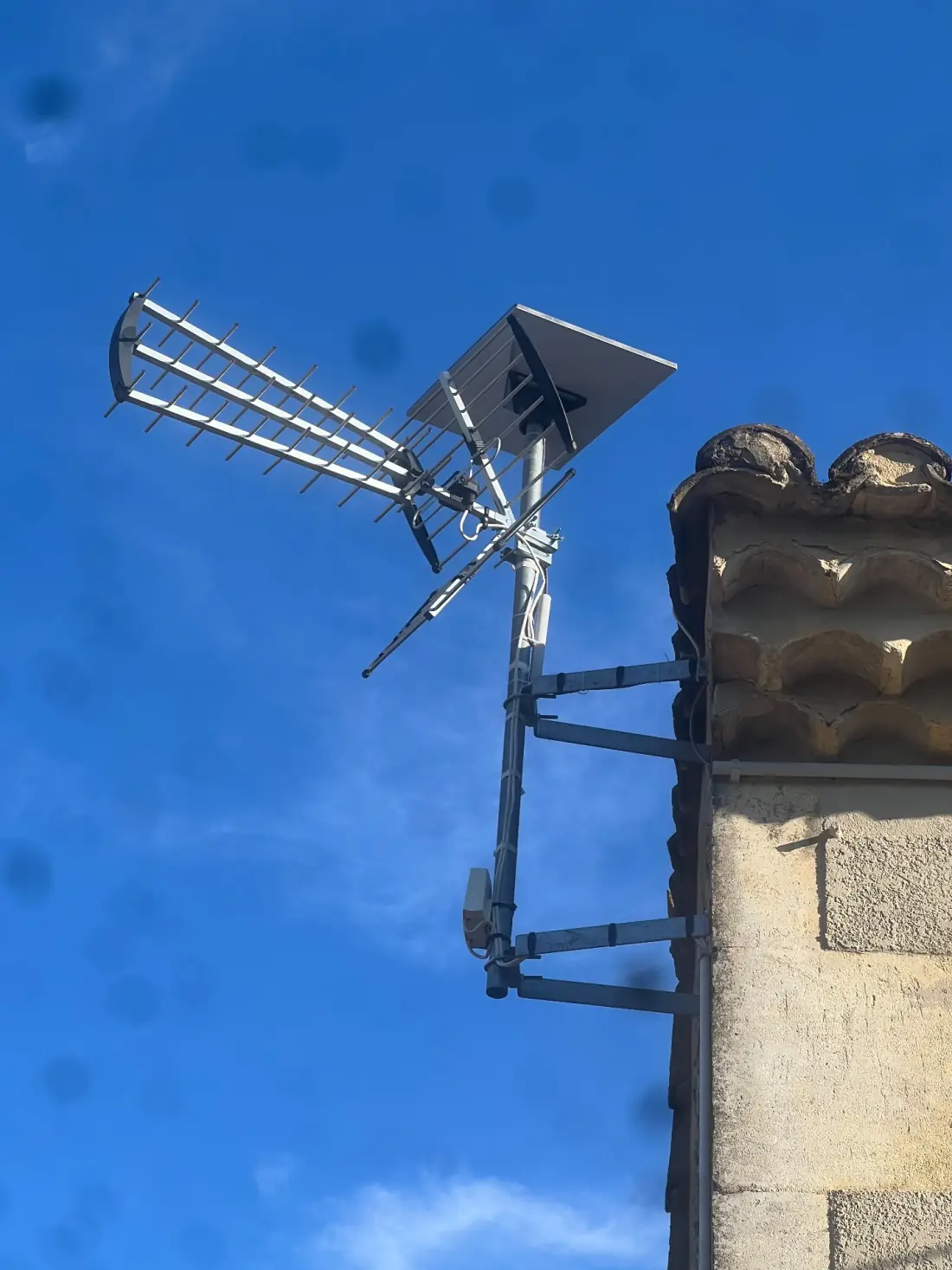 Pose Starlink avec réutilisation d'un ancien mât TV à Saint-Rémy-de-Provence