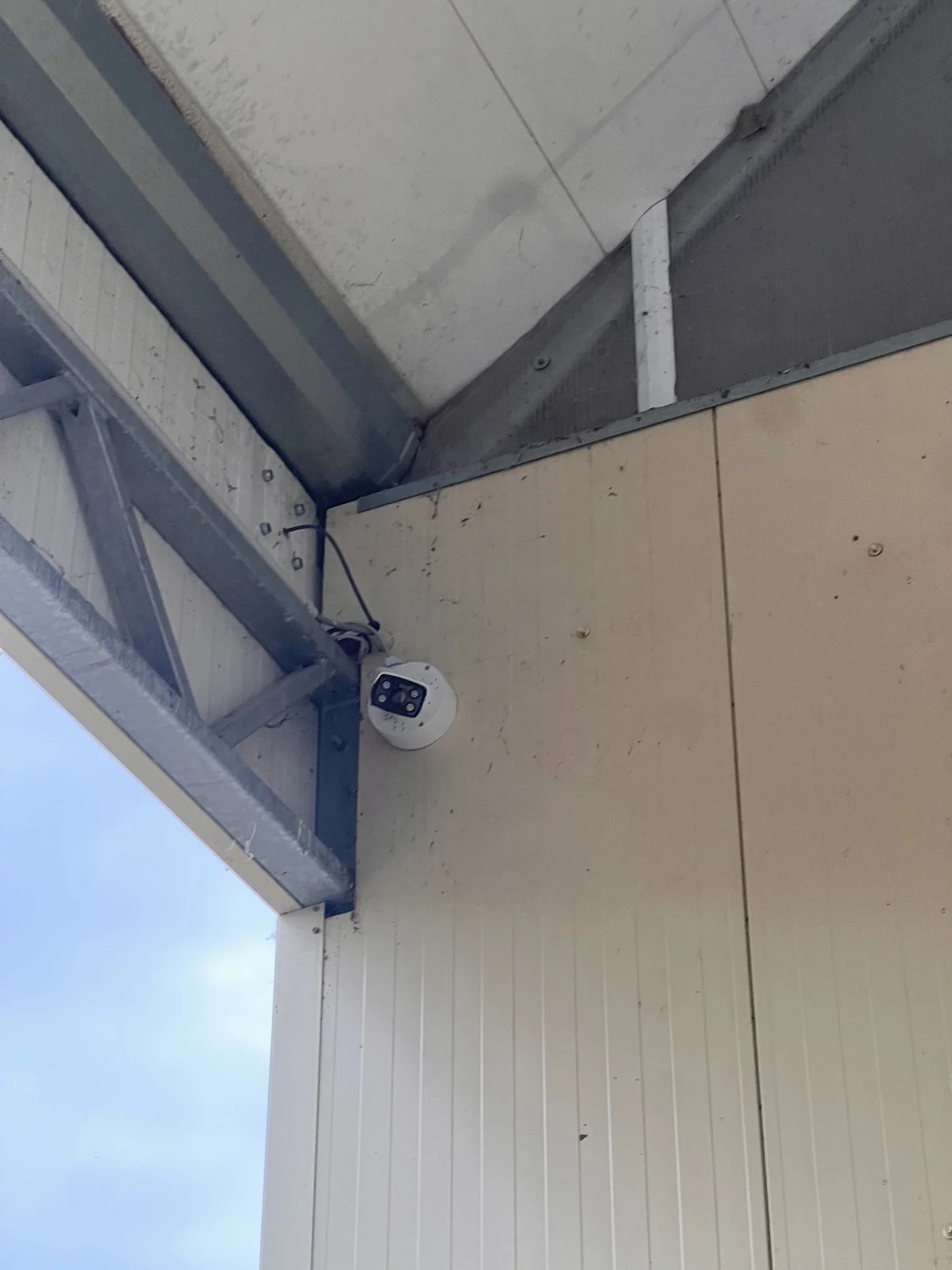 Caméra de surveillance fixée sous la structure de la serre agricole