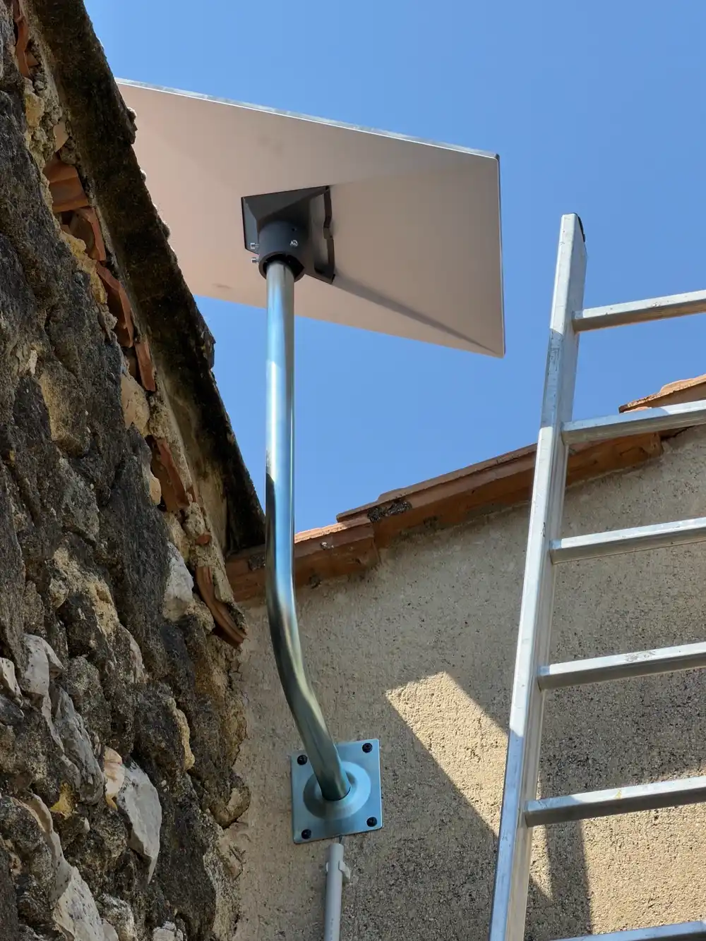 Fixation murale antenne Starlink à Pujaut 30131 sur support déporté